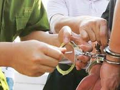 Truy tố bảo vệ lừa chạy việc, chạy trường chiếm đoạt 2,1 tỷ đồng