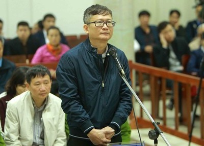 Bị cáo Trịnh Xuân Thanh (bên trái) và Đinh Mạnh Thắng. Ảnh: báo Công an