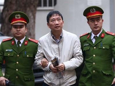 Bị cáo Trịnh Xuân Thanh bị áp giải vào phòng xử án. Ảnh: TTXVN