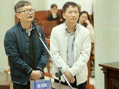 Bị cáo Đinh Mạnh Thắng (trái) và bị cáo Trịnh Xuân Thanh. Ảnh TTXVN. 