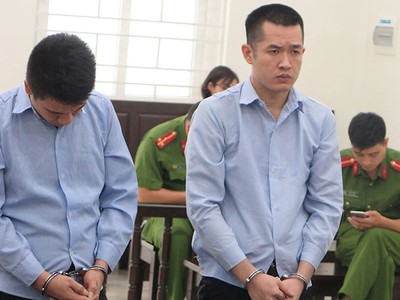 Hai bị cáo tại tòa.