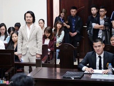 Đạo diễn Hoàng Nhật Nam (đứng) và đạo diễn Việt Tú.