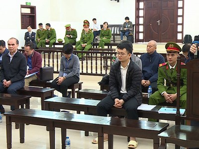 Các bị cáo tại phiên tòa sơ thẩm.