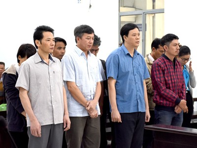 Các bị cáo tại phiên tòa sơ thẩm. Ảnh: Tuổi trẻ. 