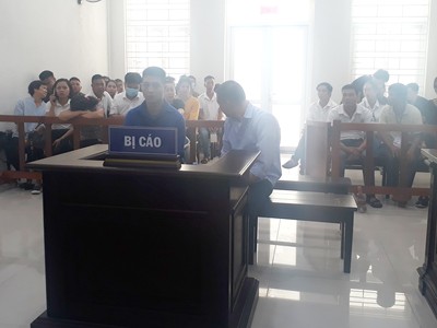 Minh và Dũng tại tòa.