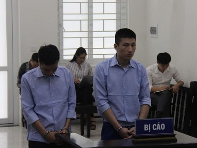 Hai bị cáo tại tòa.