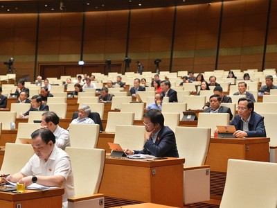 Các đại biểu họp sáng 26/10.