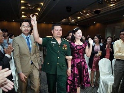 Bị can Lê Xuân Giang (ở giữa) tại một buổi hội thảo. Ảnh: Zing.