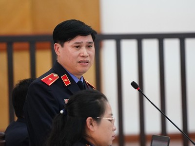 Đại diện VKS đối đáp tại tòa. 