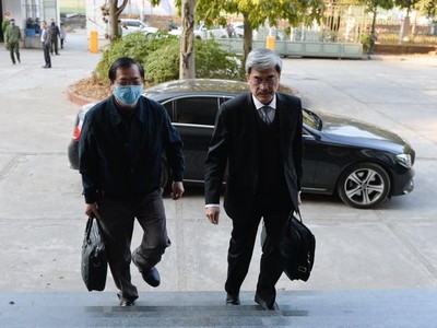 Ông Vũ Huy Hoàng đến tòa. 