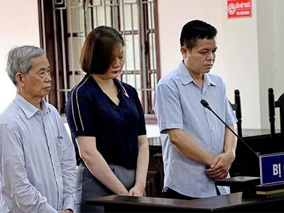 Các bị cáo tại phiên tòa sơ thẩm hồi giữa năm 2020. Ảnh: Nhân dân.