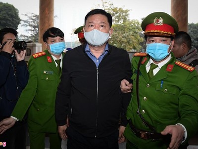 Ông Đinh La Thăng bị dẫn giải tới tòa. Ảnh: Zing.vn