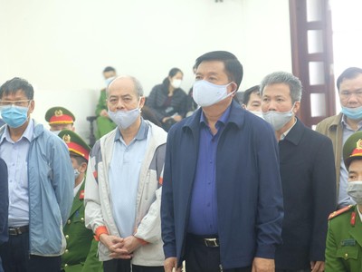 Các bị cáo tại tòa. 