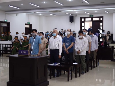 Các bị cáo đứng nghe tuyên án.