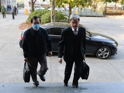 Ông Vũ Huy Hoàng (bên trái) và luật sư đến tòa ngày 18/1/2021.