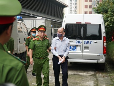 Các bị cáo được dẫn giải đến tòa. 