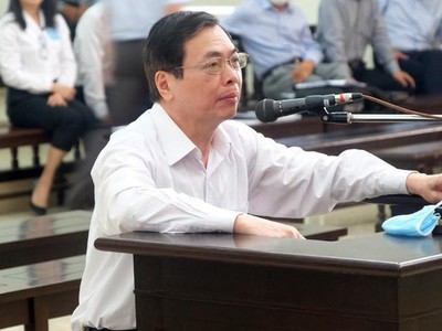 Ông Vũ Huy Hoàng bào chữa tại tòa. 