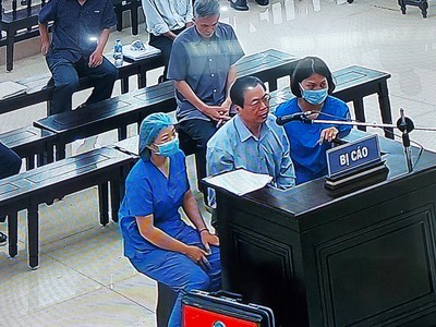 Ông Vũ Huy Hoàng được các nhân viên y tế túc trực hỗ trợ (ảnh chụp qua màn hình)