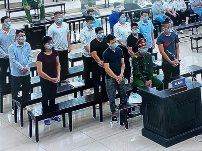 Các bị cáo vụ Nhật Cường hầu tòa. 