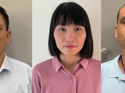 Bị can Phạm Quang Ngữ (tay trái) và cấp dưới.