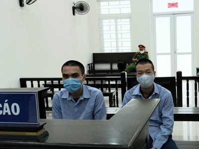 Bị cáo Dư và Tùng tại tòa.