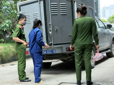 Bị cáo rời tòa.