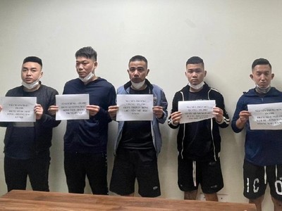 Nhóm đối tượng bị bắt giữ. Ảnh: Công an Hà Nội.