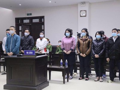 Các bị cáo hầu tòa sáng nay.