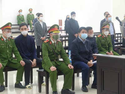 Các bị cáo tại tòa.