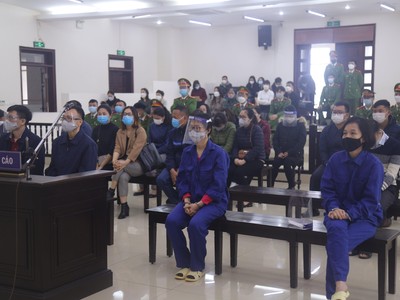 Các bị cáo hầu tòa.