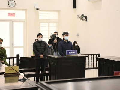 Hai bị cáo tại tòa.