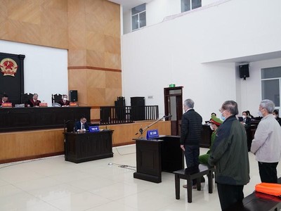 Các bị cáo hầu tòa.