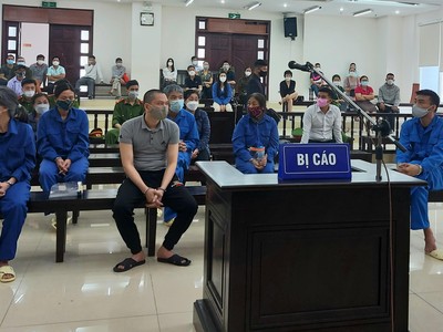 Các bị cáo tại tòa.