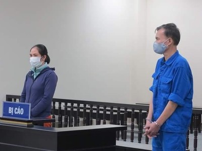 Hai bị cáo tại tòa.