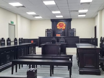 Ra tòa lần thứ 3, cựu đại úy công an vẫn cố bỏ chạy