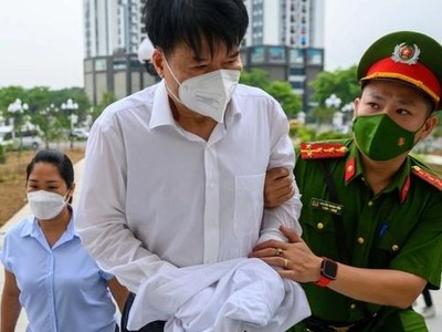 Bị cáo Trương Quốc Cường bị dẫn giải đến tòa. Ảnh: Zing.vn