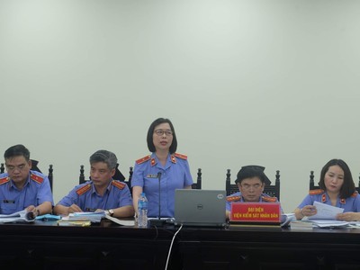 Đại diện VKS tham gia tranh luận tại tòa.