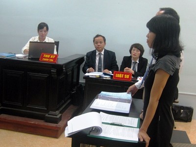 Quang cảnh phiên tòa xét xử hồi sơ thẩm tháng 9/2015