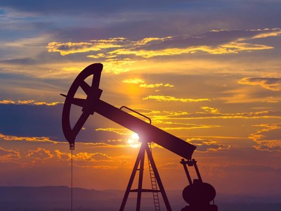 Giá dầu thô về đáy 21 năm, quanh mức 15 USD/thùng 