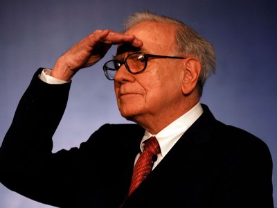 Hành động trái chiều của Warren Buffett trong 2 cuộc khủng hoảng gần đây