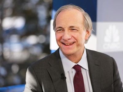 Ray Dalio là nhà sáng lập, giám đốc đầu tư và đồng chủ tịch của Bridgewater Associates, quỹ phòng hộ lớn bậc nhất thế giới.