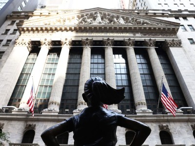Điều gì giúp chứng khoán Mỹ lập đỉnh mới trong khi kinh tế suy thoái sâu 
