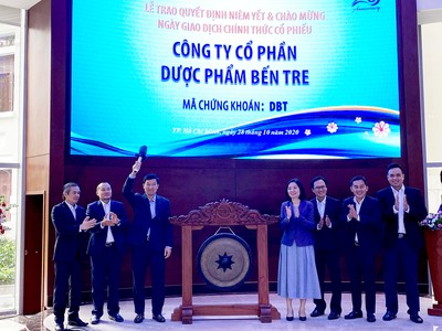 Ông Vũ Quang Đông, Phó chủ tịch HĐQT DBT đánh cồng khai trương phiên giao dịch mới tại HOSE