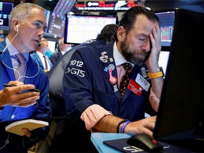 Nhà đầu tư rút vốn ồ ạt, chứng khoán Mỹ bị bán tháo