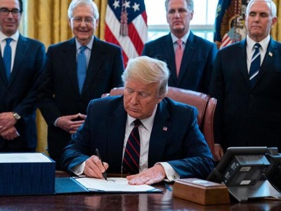 Tổng thống Trump ký thông qua dự luật cứu trợ Covid 900 tỷ USD