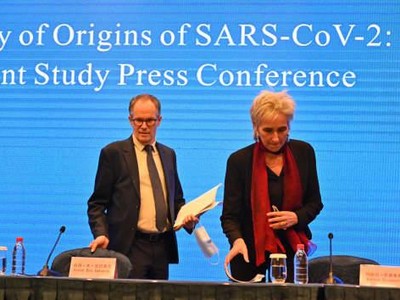 Peter Ben Embarek và Marion Koopmans đến dự cuộc họp báo để kết thúc chuyến thăm của nhóm chuyên gia quốc tế từ Tổ chức Y tế Thế giới (WHO) tại thành phố Vũ Hán, Trung Quốc vào ngày 9/2/2021. Ảnh: Getty Images