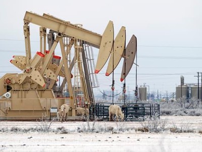 Giá dầu lập đỉnh kể từ đại dịch Covid-19 do điều kiện thời tiết khắc nghiệt