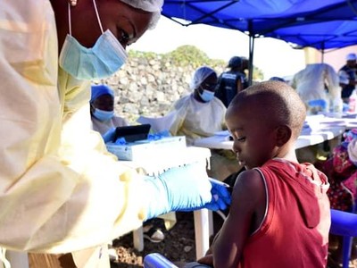 Một nhân viên y tế Congo tiêm vắc xin Ebola cho một đứa trẻ tại Trung tâm Y tế Himbi ở Goma, Cộng hòa Dân chủ Congo vào ngày 17/7/2019. Nguồn: Reuters
