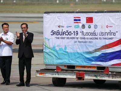 Thủ tướng Thái Lan Prayuth Chan-ocha và Bộ trưởng Y tế Anutin Charnvirakul tại bay quốc tế Suvarnabhumi ở Bangkok ngày 24/2/2021. Nguồn: Reuters