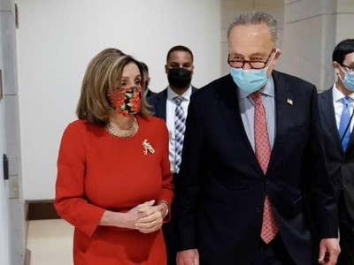 Chủ tịch Hạ viện Nancy Pelosi và Lãnh đạo đa số Thượng viện Charles Schumer. Ảnh: Reuters 